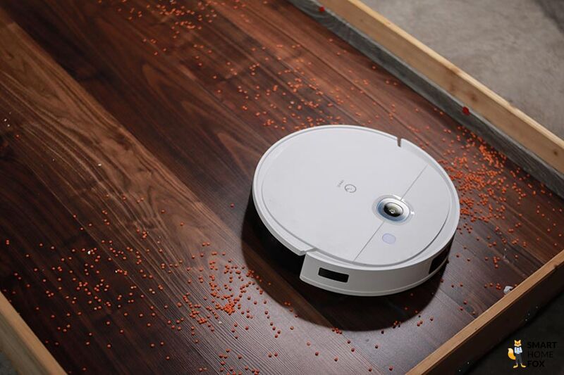 Der Yeedi Vac 2 Pro beim Linsen-Saugtest auf einem Hartboden